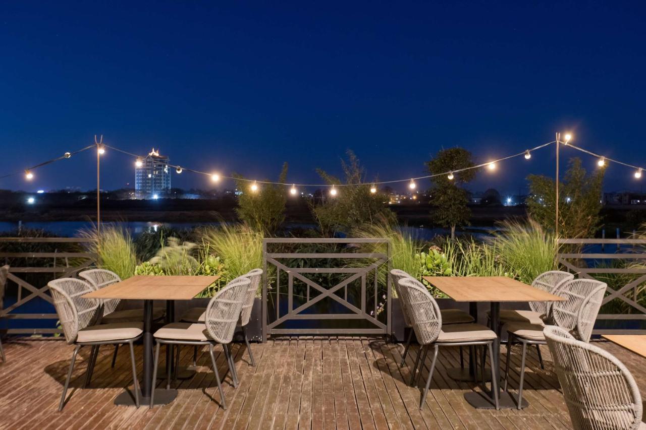 Radisson Hotel Tamboho Waterfront Antananarivo Exterior foto
